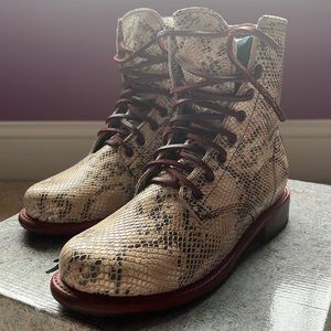 Freebird, MANCHESTER, in white multi snake, size 8.0.